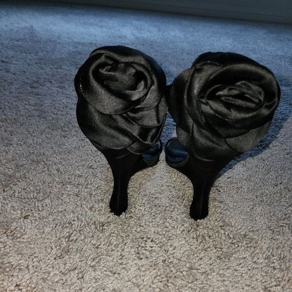Brand New Satin Rose Heel - Picture 2 of 3